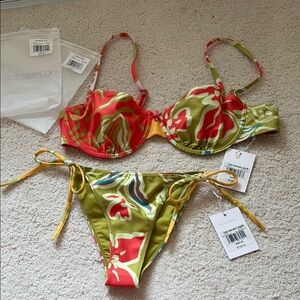 NWT Solid & Striped Hibicus print Daphne top & Iris bottom bikini set